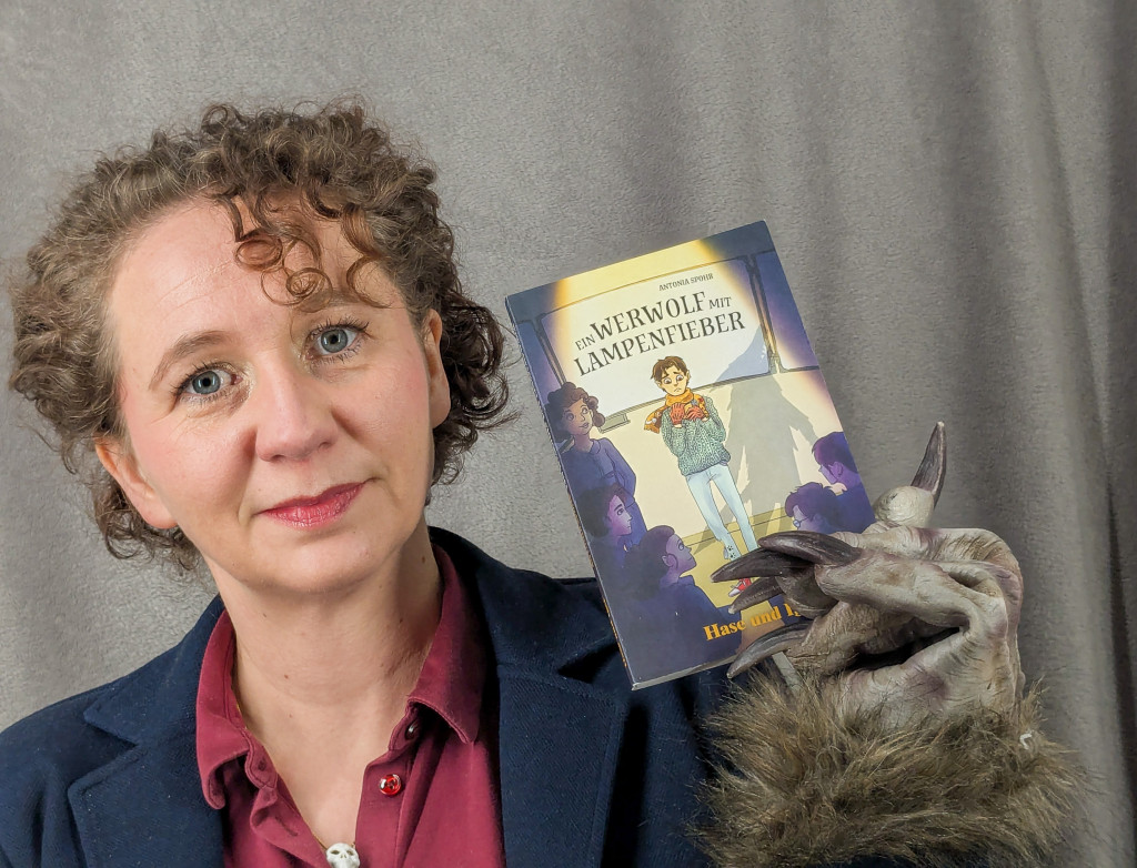 Frau hält Buch in die Kamera