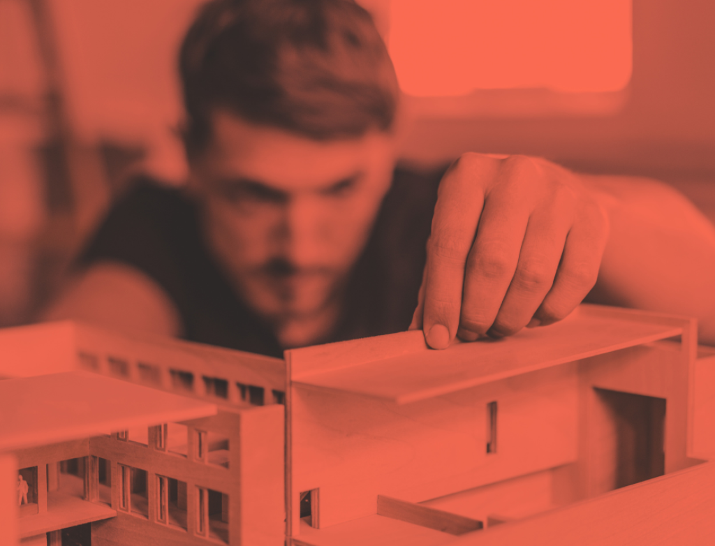 Student arbeitet an Modelhaus