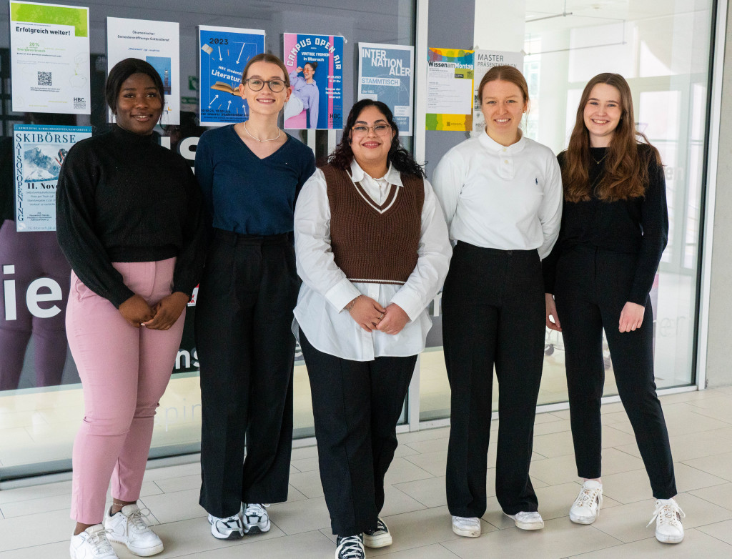 Fünf Studentinnen stehend