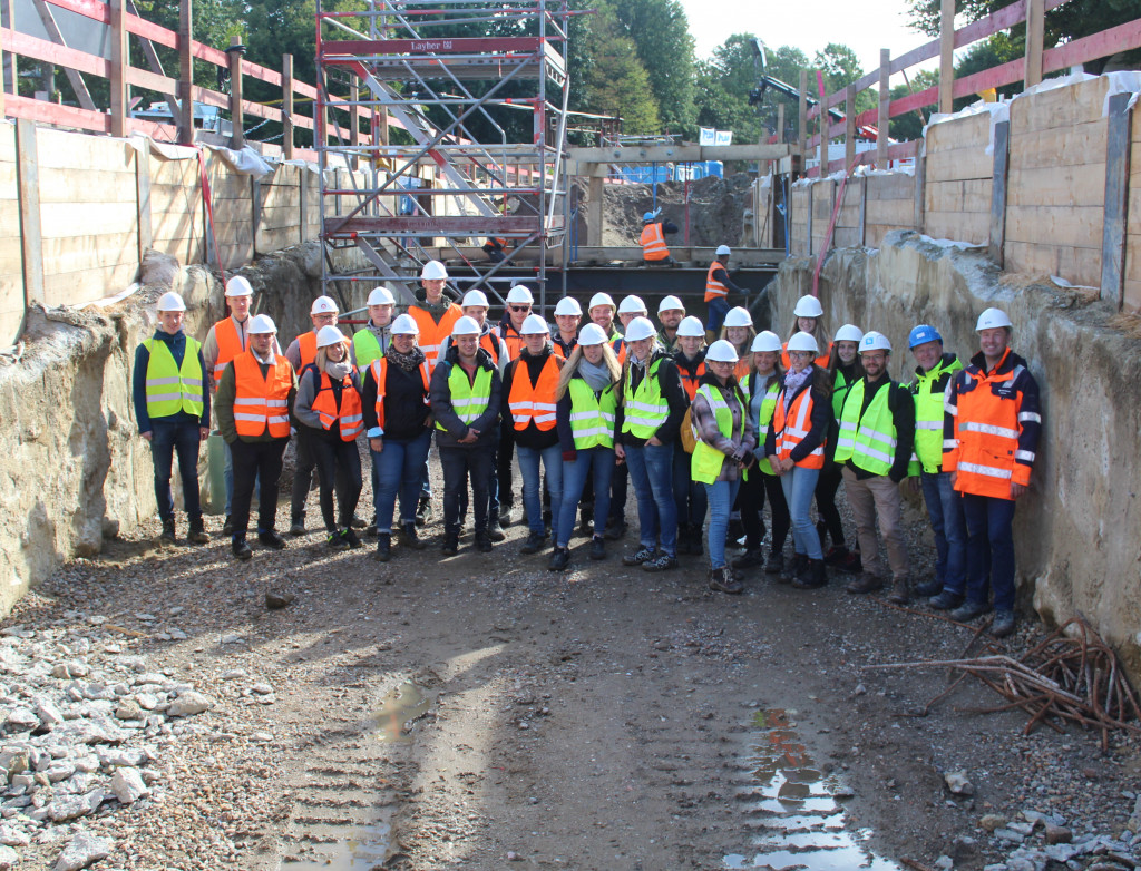 Studierende in einer Baustellengrube in Hamburg