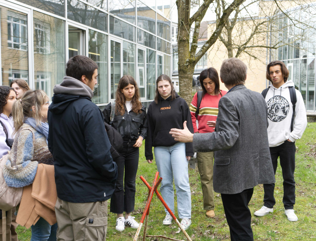 Schüler*innen auf Wiese bei Geothermietestfeld