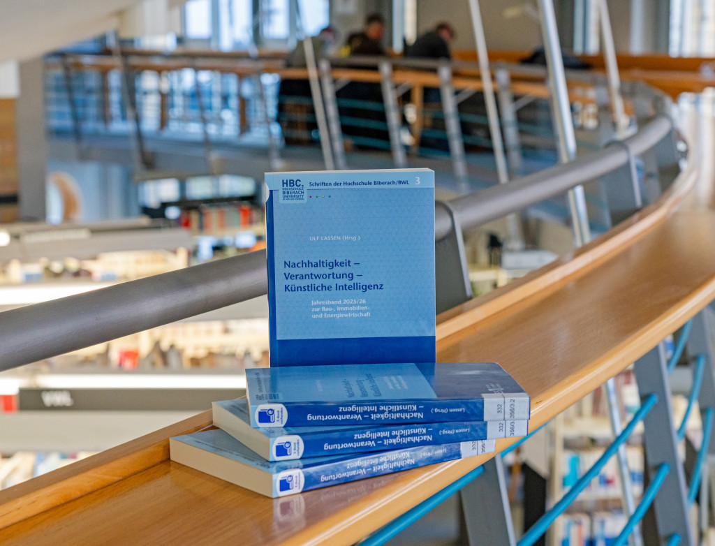 Buch mit blauem Umschlag