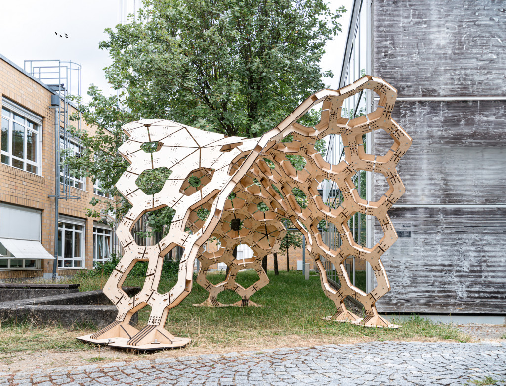 Pavillon aus zusammengesteckten Holzelementen