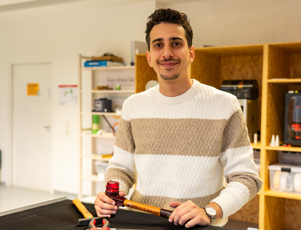 Student steht in einer Werkstatt