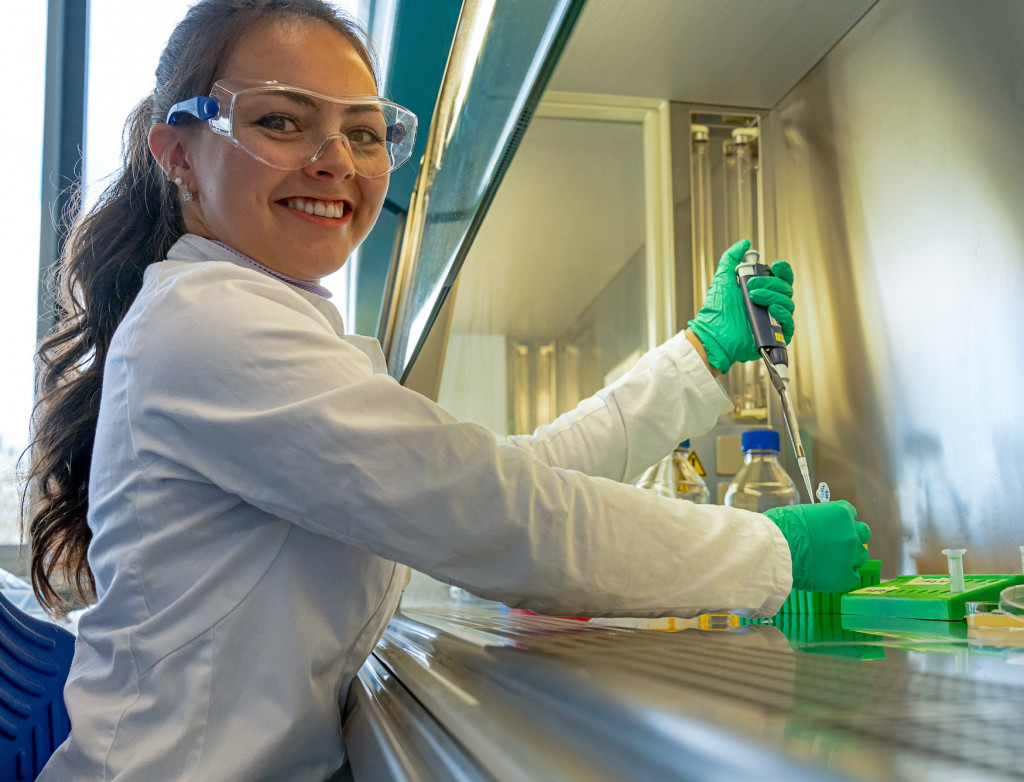 Junge Frau im Chemielabor