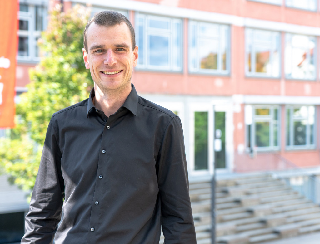 Prof. Dr. Lukas Hart auf dem Campus der Hochschule Biberach