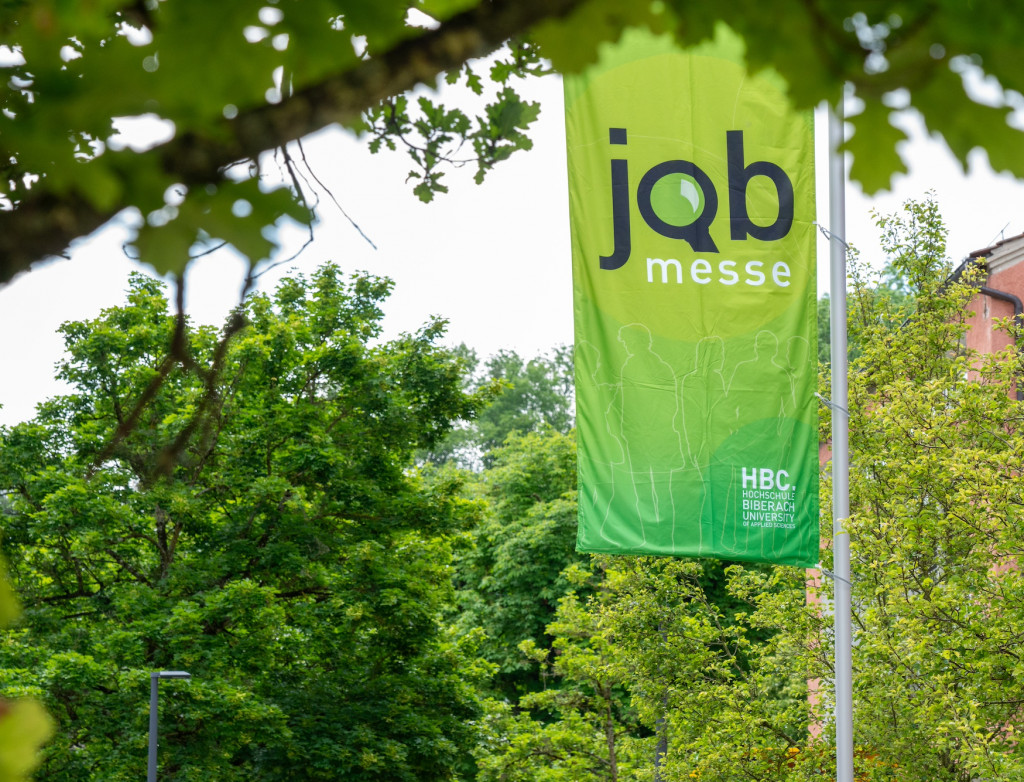 Grüne Flagge mit Aufschrift Jobmesse
