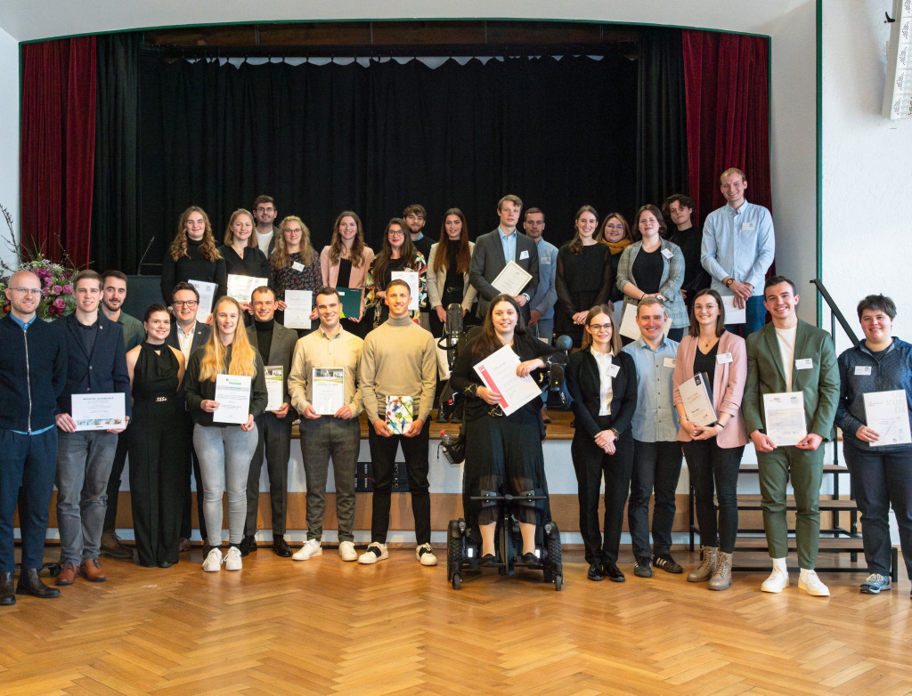 Gruppenbild mit Studierenden, stehend