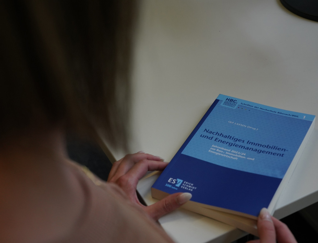 Ein blaues Buch liegt auf einem Tisch