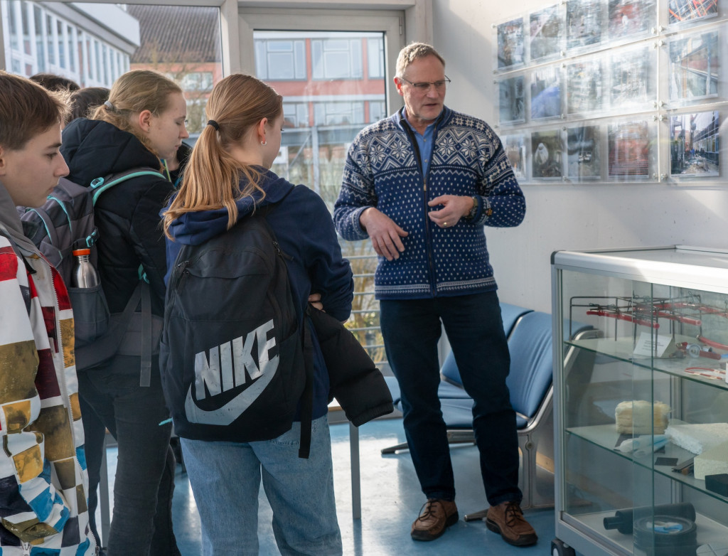 Schüler bekommen etwas von Mann erklärt