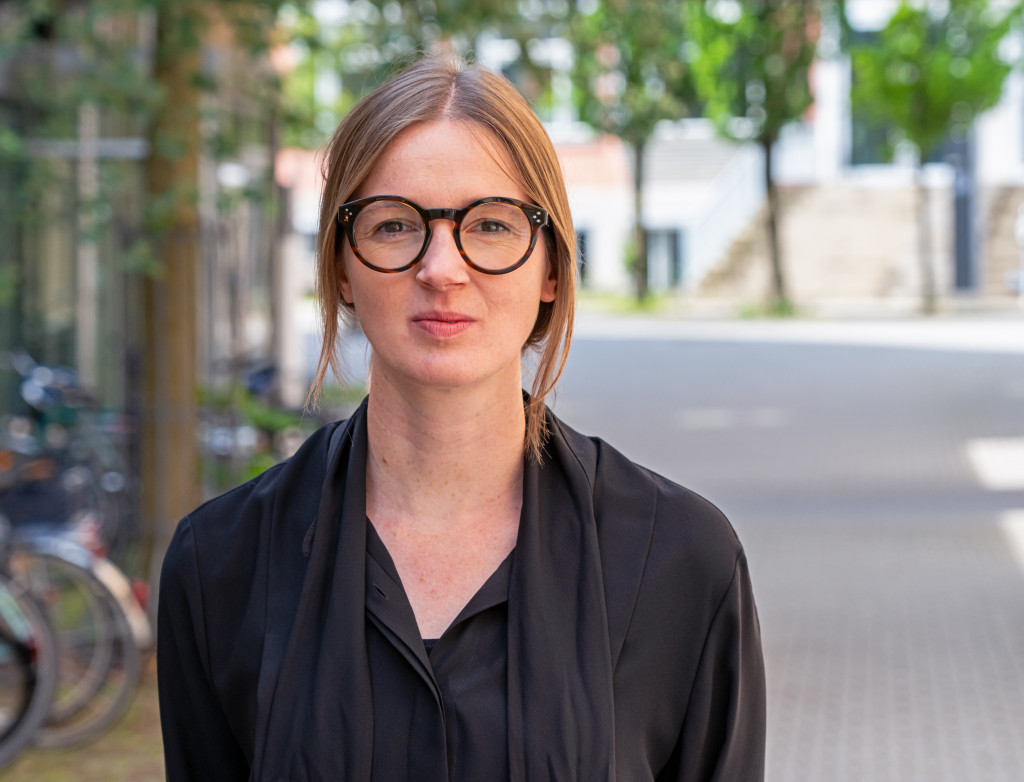 Frau mit Brille im Porträt