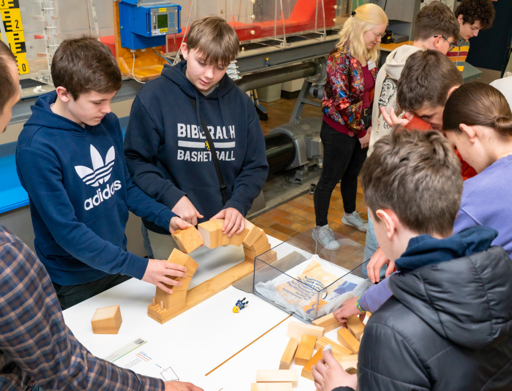 Kinder arbeiten an einem Stand