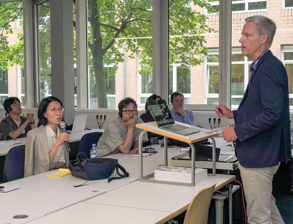 Rektor Matthias Bahr spricht für der Delegation aus Südkorea