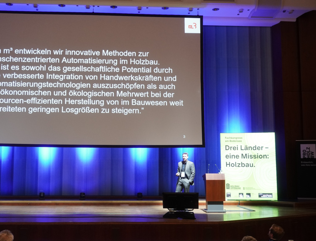 Professor Felix Amtsberg hält eine Präsentation
