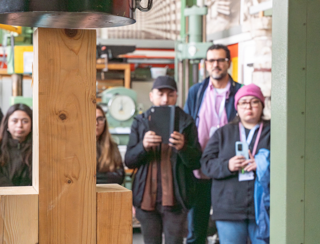 Personen machen mit Fotos Handy von Holz