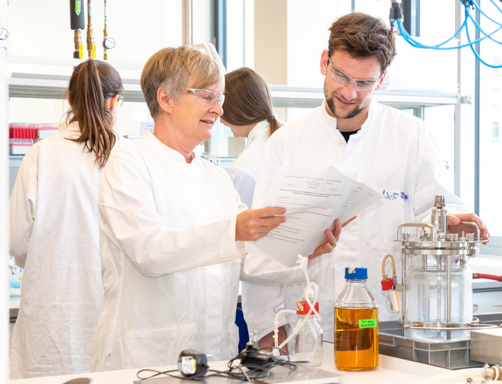 Zwei Personen stehen im Labor