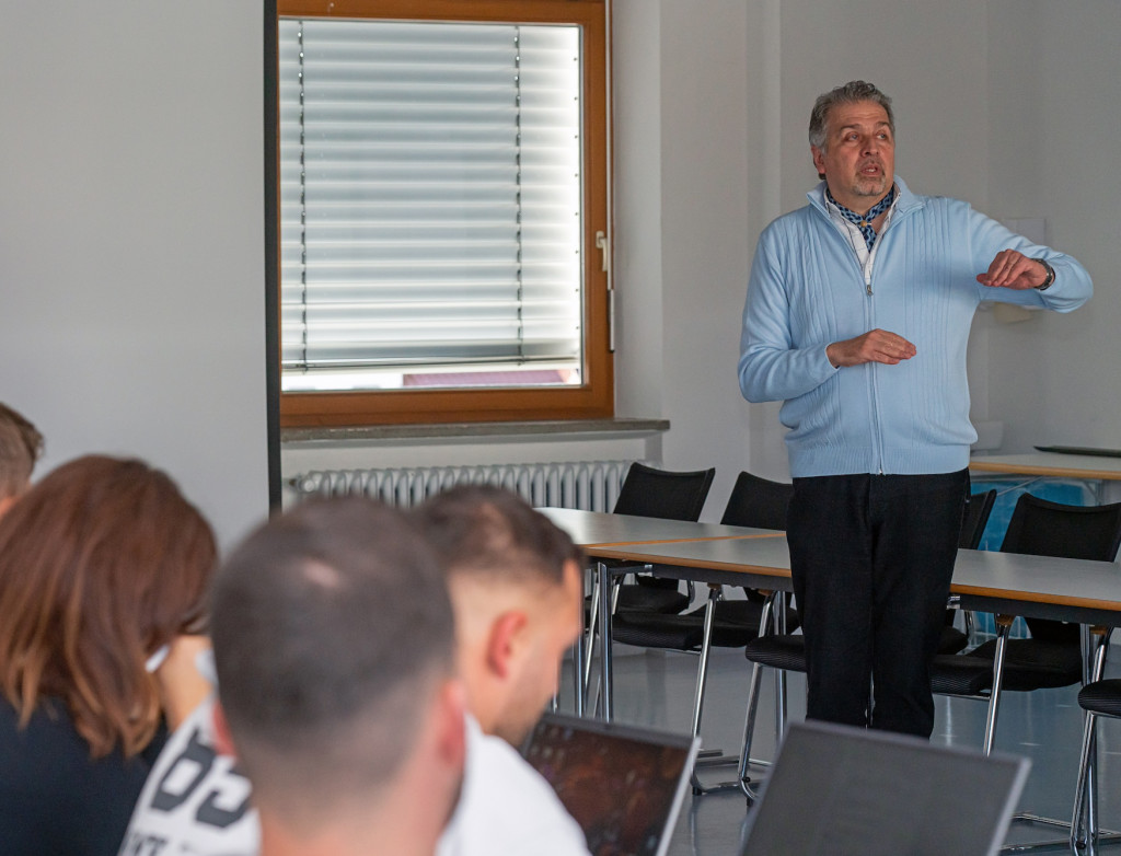 Prof. vor Studierenden