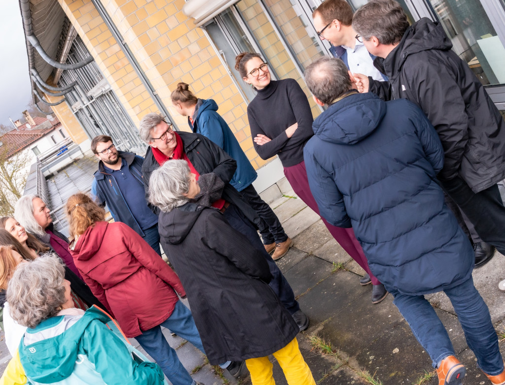 viele Personen bei einem Gruppenfoto