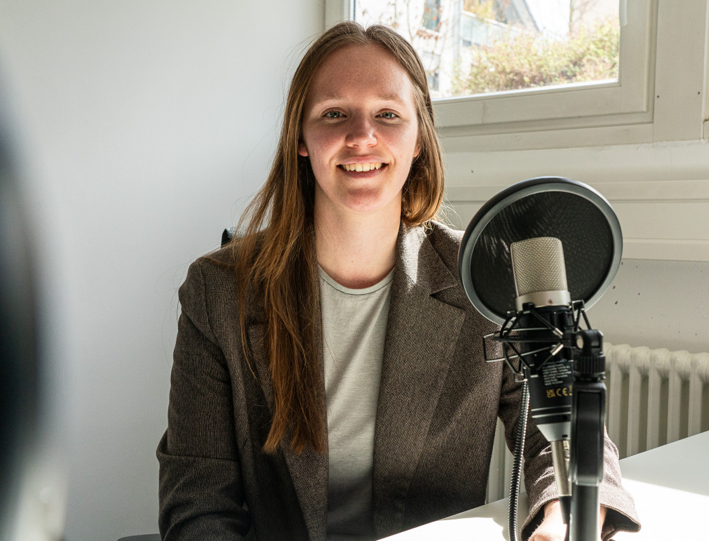 Frau im Porträt vor Mikrofon