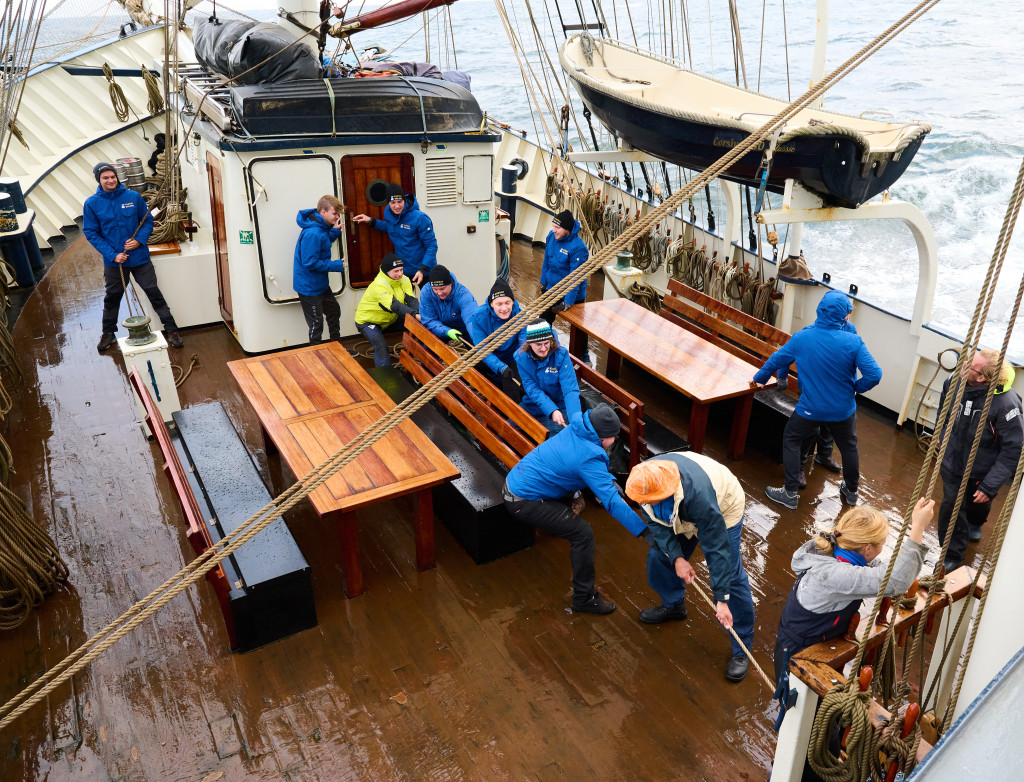 Menschen beim Segeln