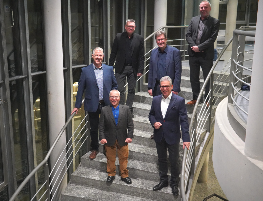 die Mitglieder des Kuratoriums stehen für ein Gruppenbild auf einer Treppe, darunter Landrat, Oberbürgermeister, ein Vertreter der IHK, Kanzler und Rektor
