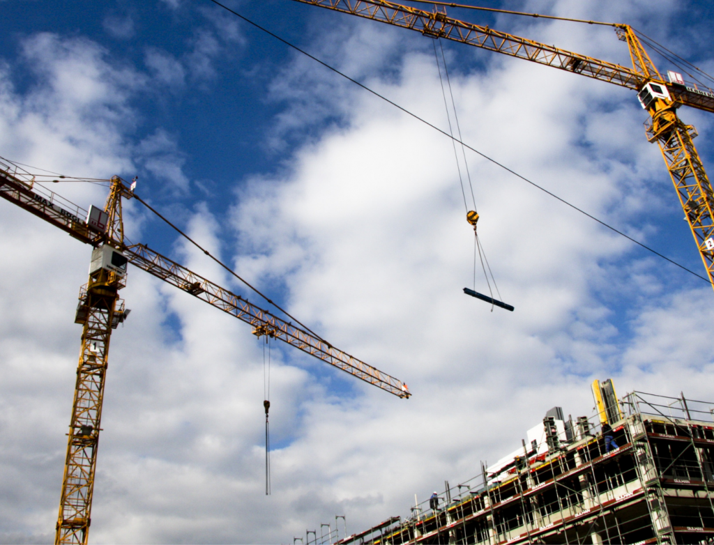 Baustelle mit Blick in Himmel