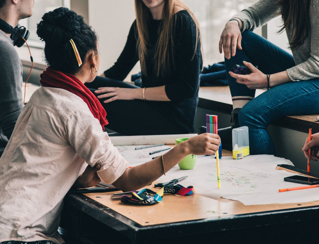 Studierende arbeiten in einer Gruppe am Tisch