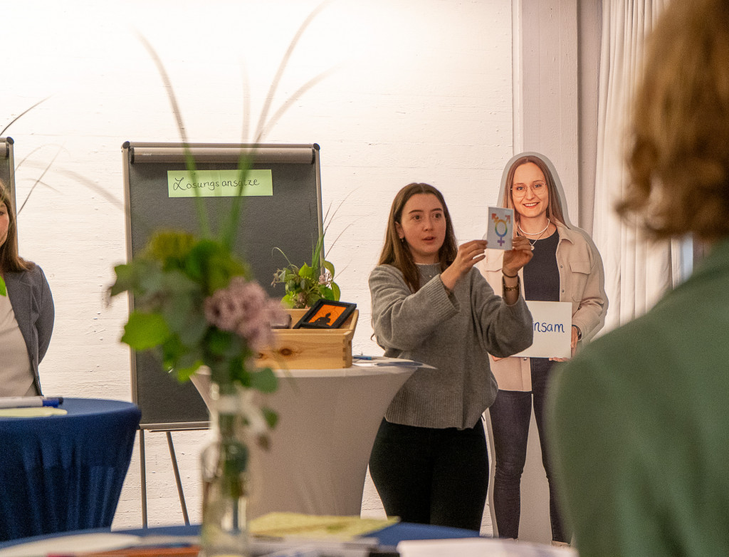 Personen stehen bei einem Workshop zum Thema Diversity in einem Raum