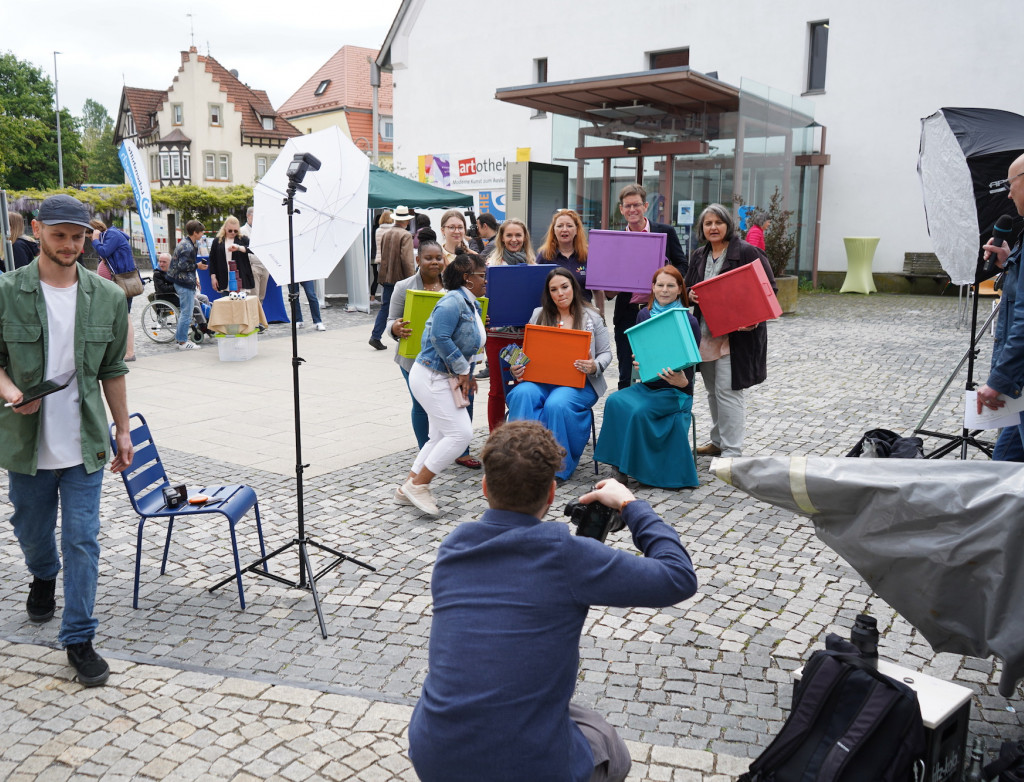 Viele Menschen auf Marktplatz