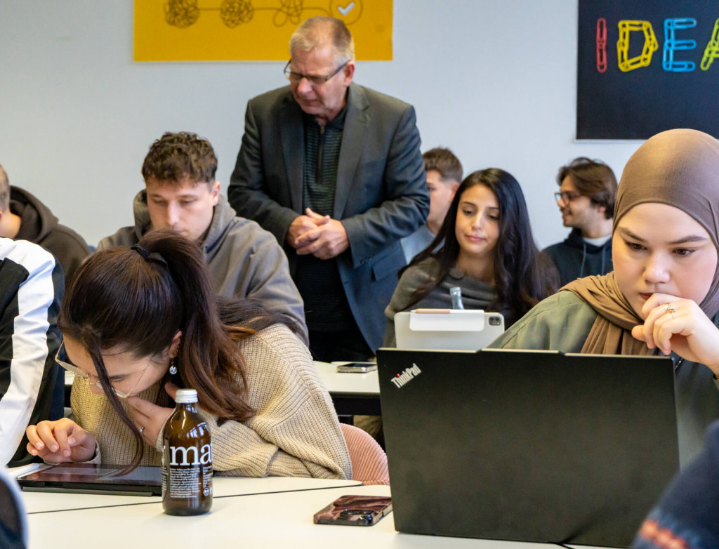 Studierende werden von Ihrem Professor in der Vorbereitung zum EEX-Zertifikat betreut