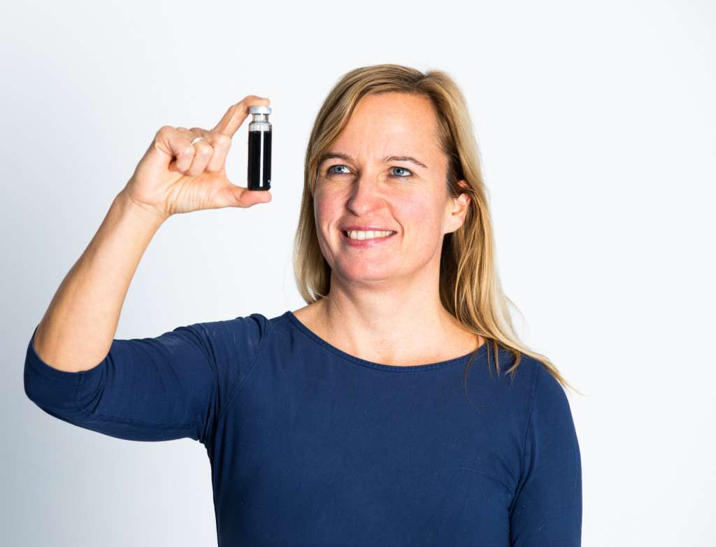 Frau im Porträt hält etwas in der Hand