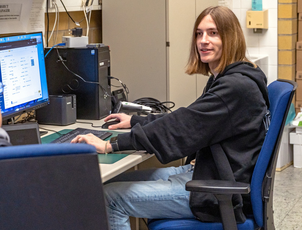 Ein junger Student sitzt vor einem Rechner