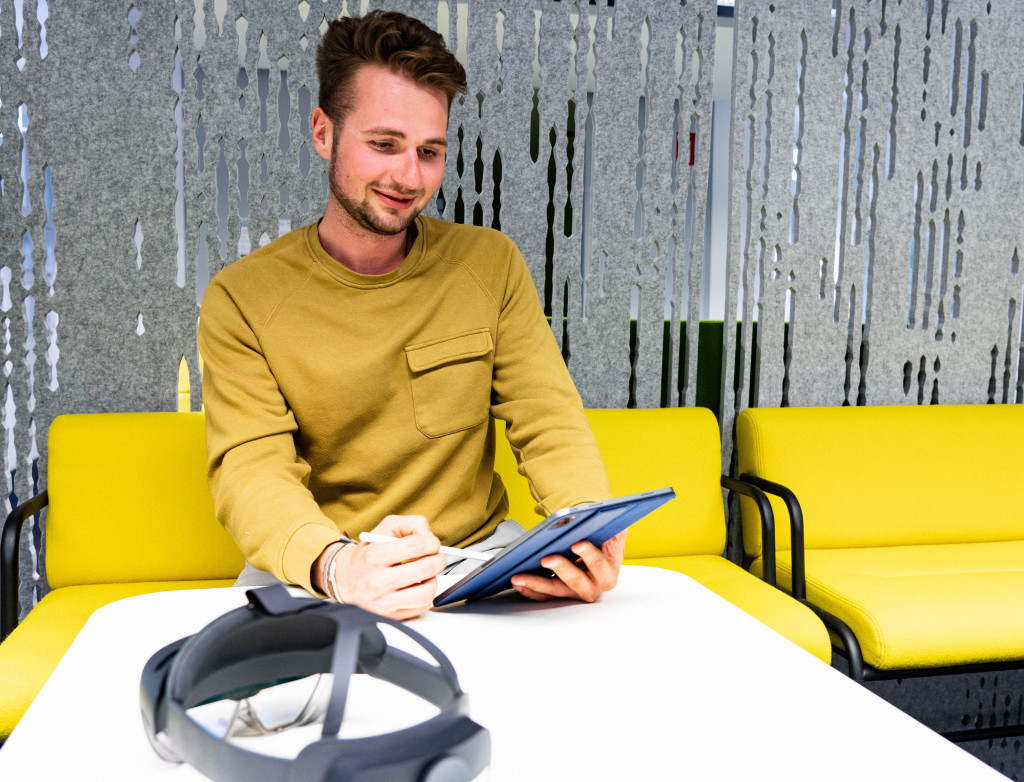 Mann mit Tablet in der Hand