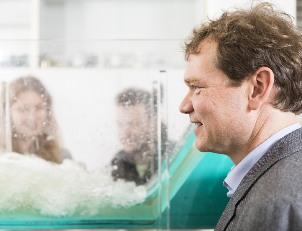 Mann im Wasserbaulabor