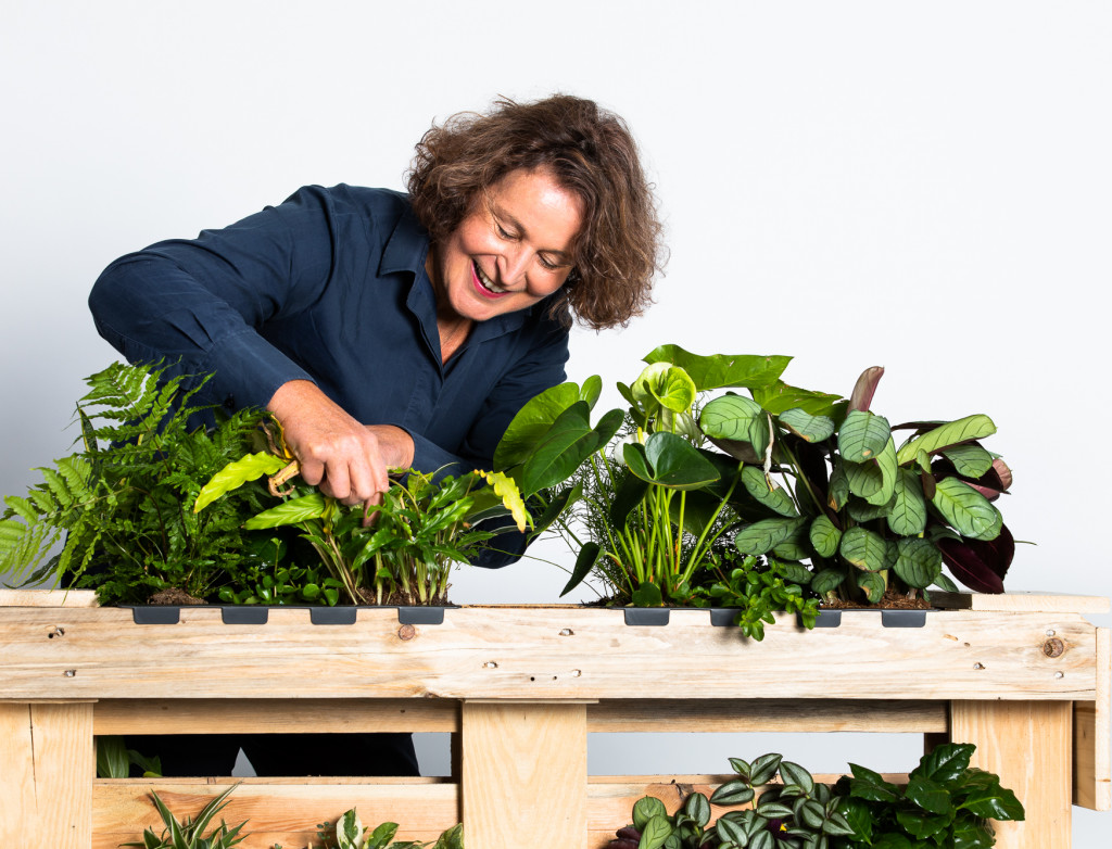 Frau mit Blumenkasten aus Paletten