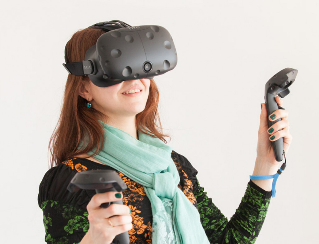 Junge Frau mit VR-Brille