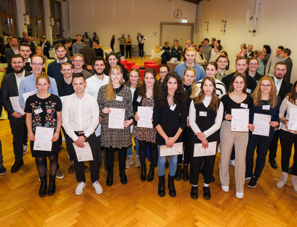 Gruppenbild von Studierenden im Stehen