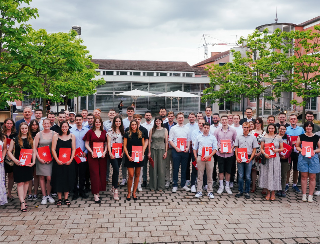 Viele Personen bei der Masterverabschiedung