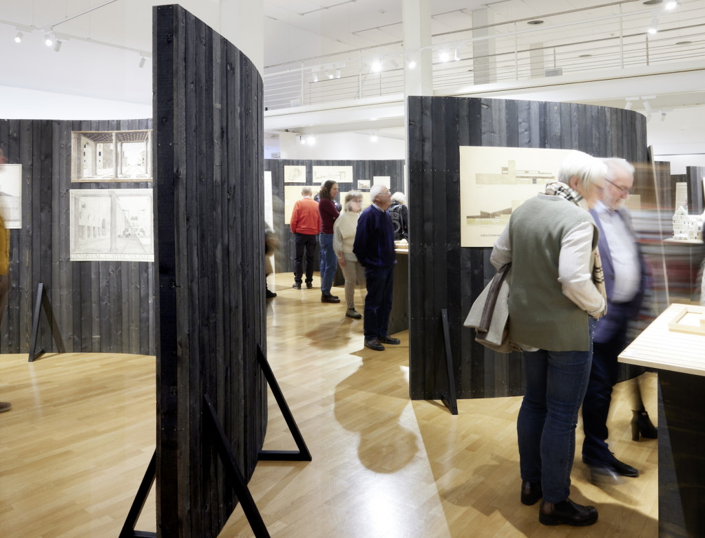 Personen in einer Ausstellung