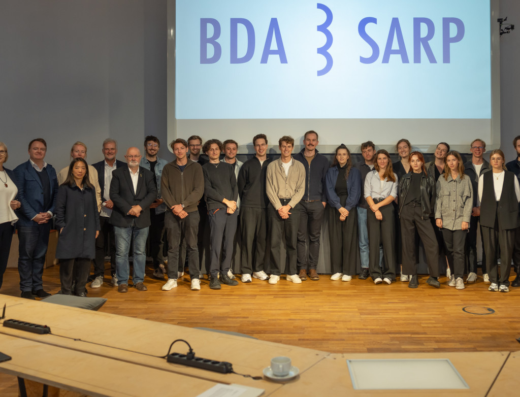 Viele Personen stehen bei einer Ehrung auf der Bühne