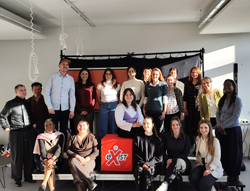 Viele Frauen stehen auf einer Bühne in der Gründerinitiative