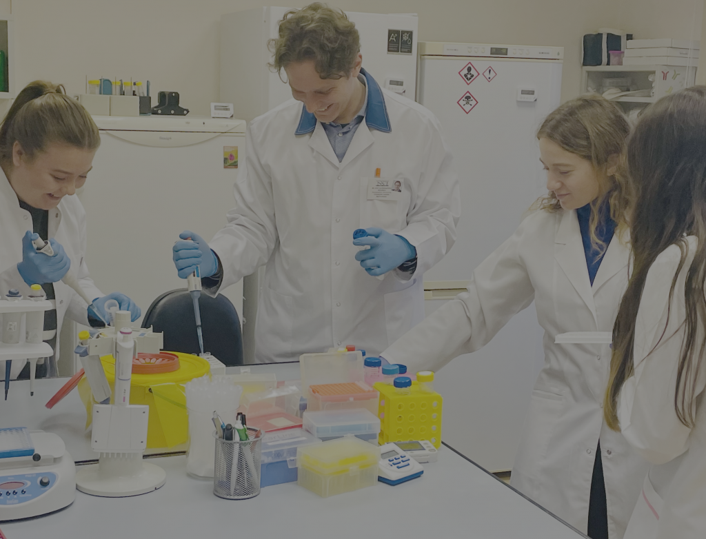 Zwei Personen stehen im Labor