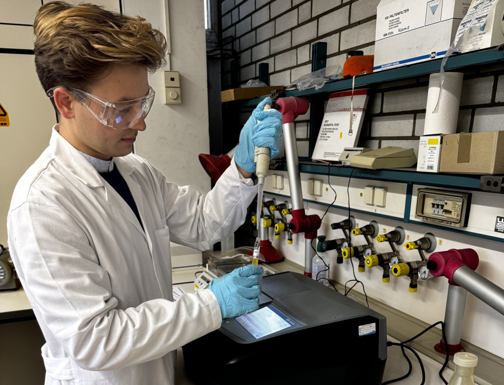 Mann steht in einem Labor