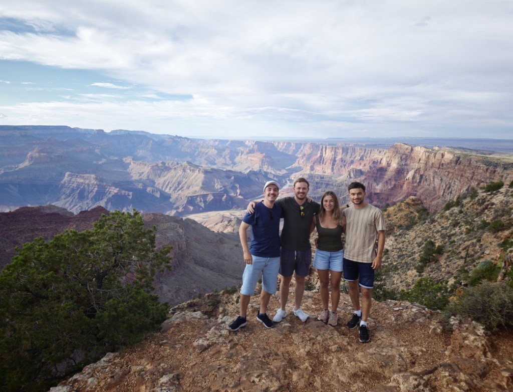 Vier Studierende stehen am Grand Canyon
