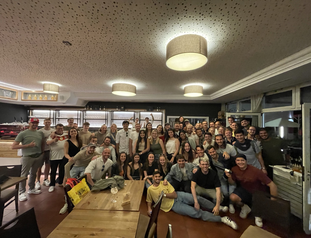 Viele Personen auf einem Gruppenbild