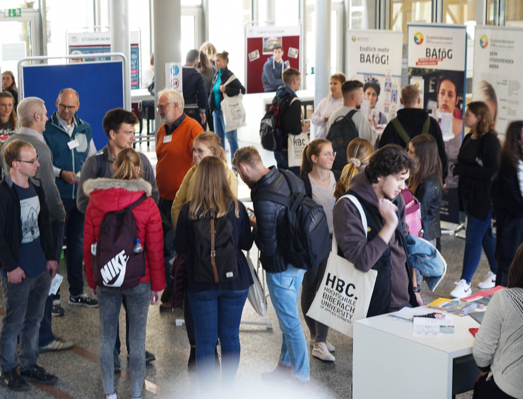 Gruppe von Menschen in einem Foyer