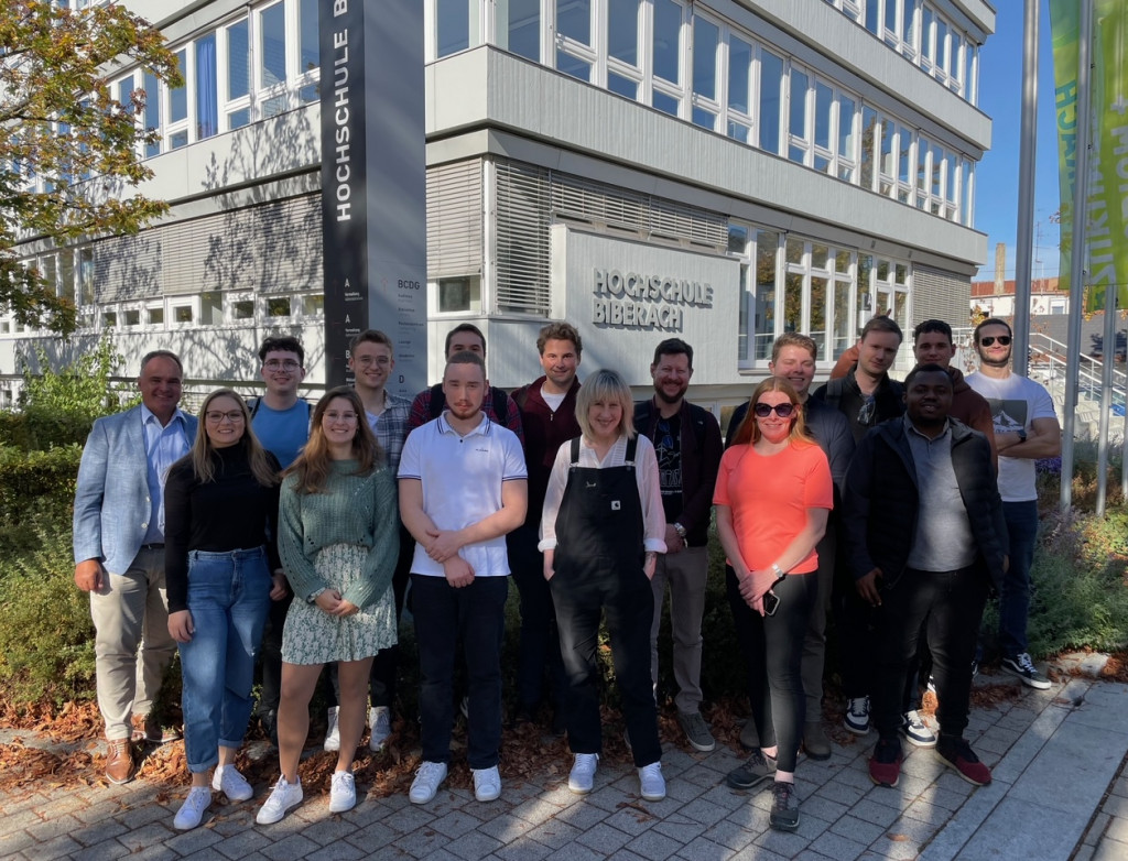 Gruppe von Studierenden draußen vor Gebäude