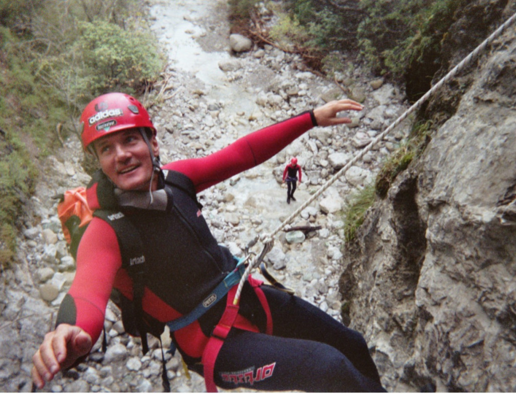 Mann beim Klettern im Gebirge