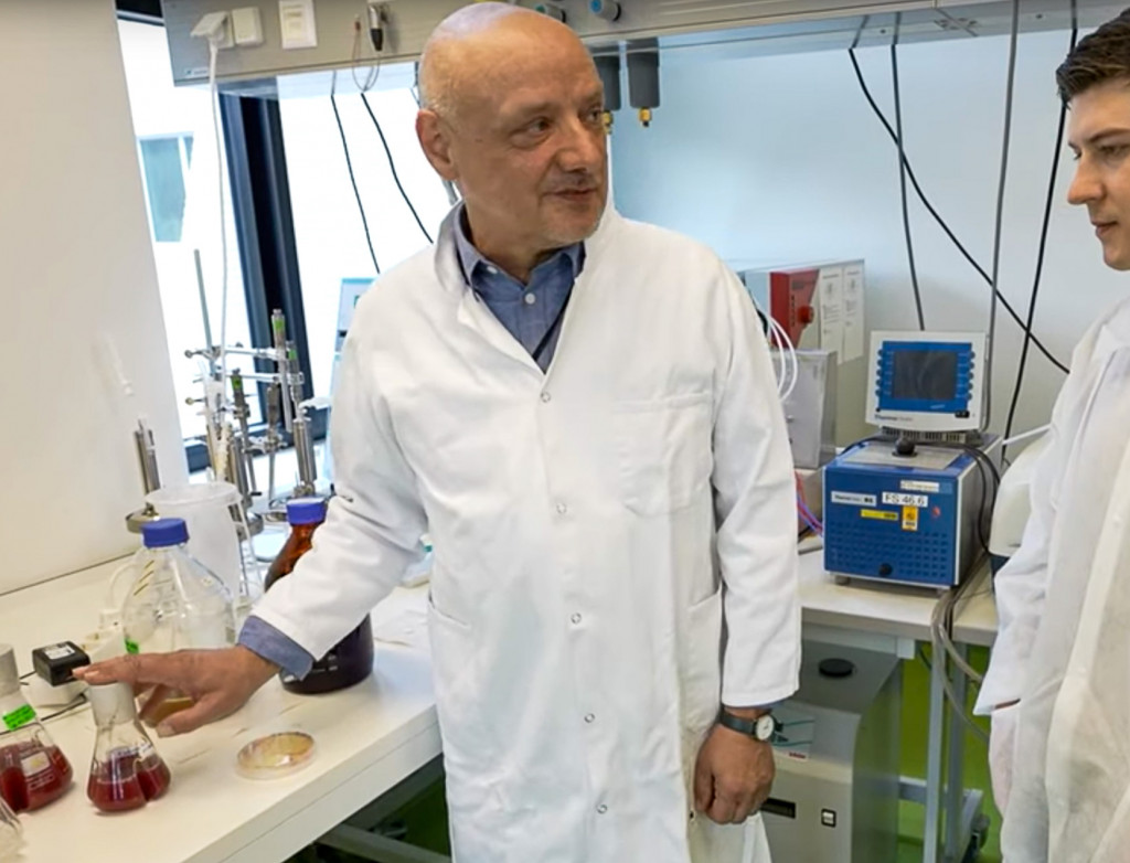 Zwei Männer stehen mit Laborkittel im Labor