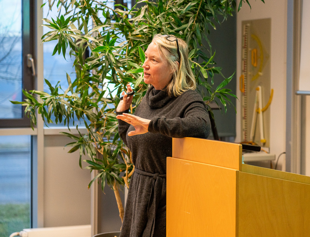 Frau steht an einem Rednerpult